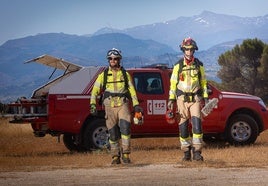 Dos de los bomberos del grupo Grafor.