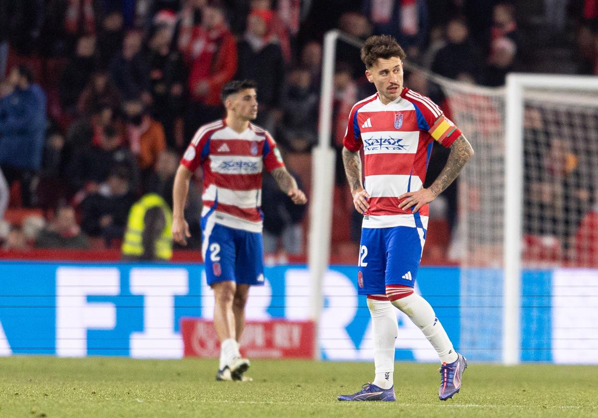 Ricard y, al fondo, Rubén Sánchez, exlaterales nazaríes.