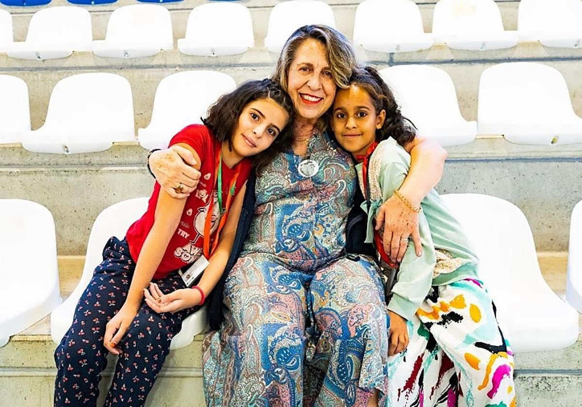 La granadina Alicia con sus dos hijas de acogida para este verano.