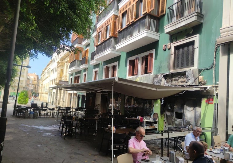 Un incendio calcina una popular cafetería del centro de Almería