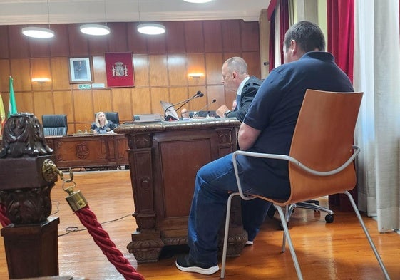 El acusado, junto a su abogado, en el juicio.