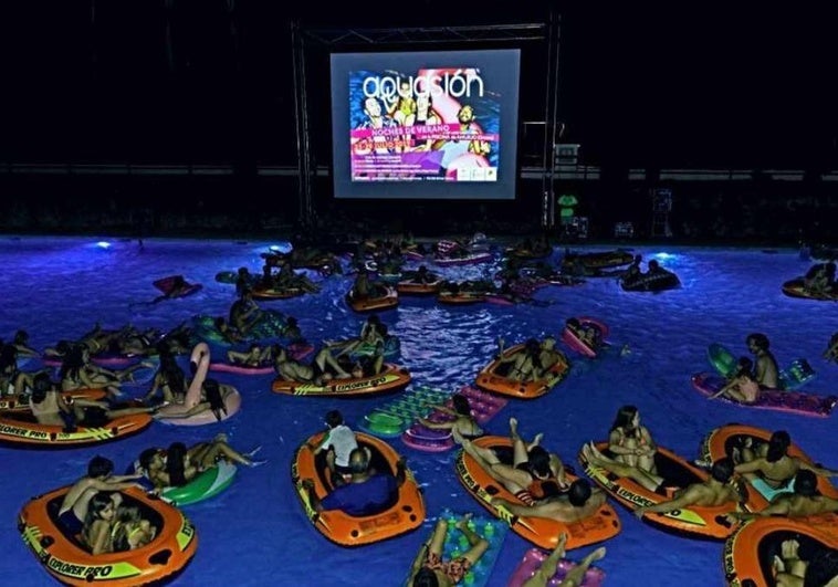 El cine flotante más grande de Europa vuelve a Andalucía: pelis en la piscina con Aquasión