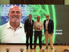 Luis Aragón, concejal de Deportes de Almuñécar, recibe la medalla de plata de la Federación Andaluza de Balonmano
