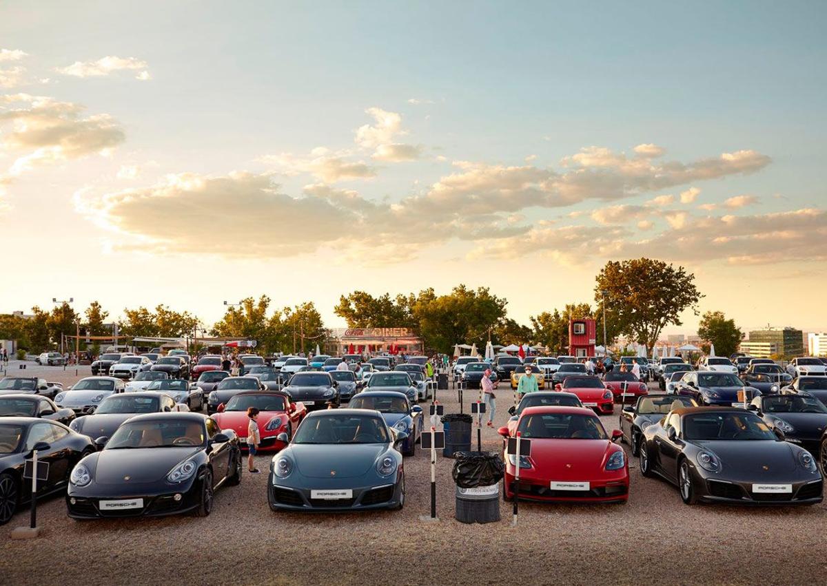 Imagen secundaria 1 - Coches repartidos por la superficie del Autocine Madrid, antes de que se inicie la proyección. 