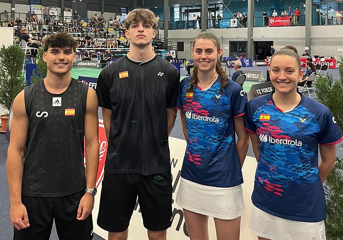 Daniel Franco, el más alto en el centro, durante el torneo en Francia.