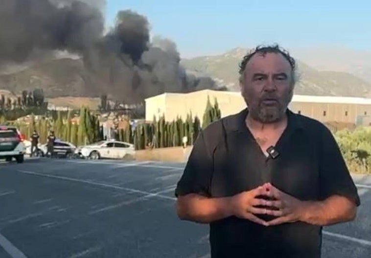 El redactor Javier F. Barrera informa de la última hora del incendio en el desguace de Padul