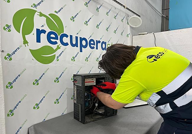 El reciclaje de aparatos electrónicos fue el inicio del negocio.