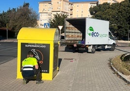 Un trabajador de ECOruycan se dispone a retirar material de uno de los contenedores que gestionan.