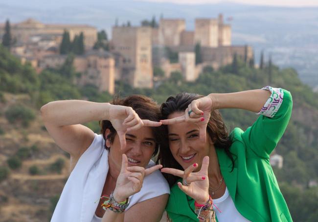 Cristina y Tamara, buscando el plano en Granada.