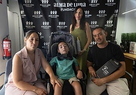 Adrián junto a sus padres y la responsable de Márketing de Alma de Luna, en la sede de la fundación.