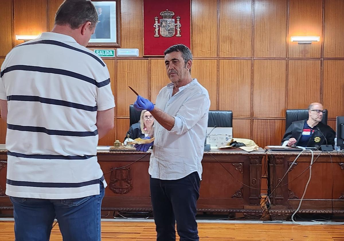 Momento en que se muestra el filo del arma homicida.