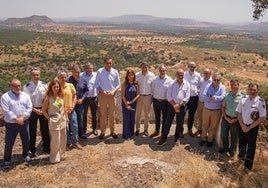 Visita de autoridades y responsables de FMG al antiguo polvorín de Vadollano.