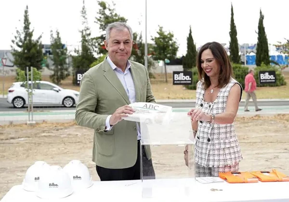 La consejera de Fomento, Articulación del Territorio y Vivienda, Rocío Díaz, junto al alcalde de Sevilla, José Luis Sanz, en un acto este martes.