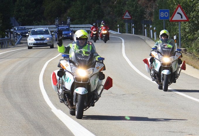 La Guardia Civil desvela qué debes hacer si te enseña una bandera de color en carretera.