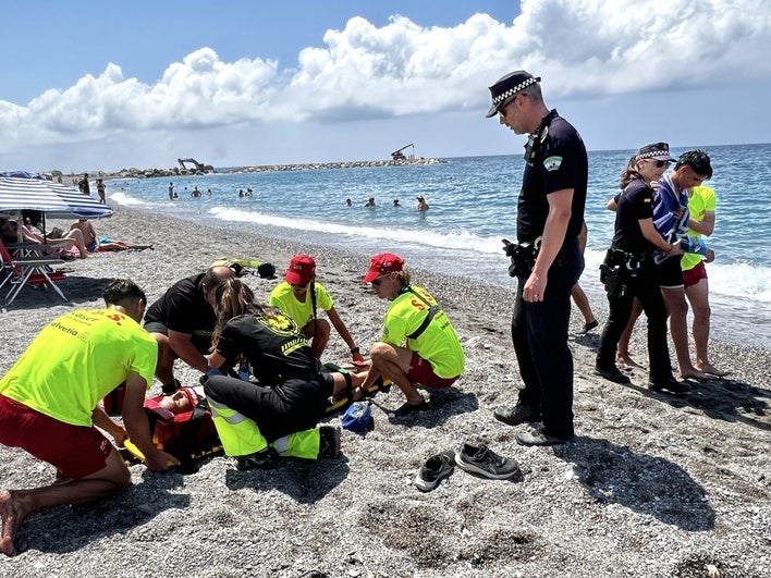 Accidente por un salto imprudente desde el espigón de Playa Granada