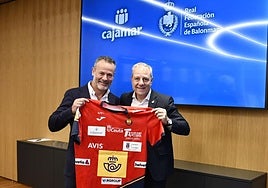 Francisco Javier Úbeda y Francisco V. Blázquez selllan el acuerdo.