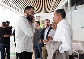 Díaz y Fernández-Arenas dialogan con el concejal Iglesias. pepe marín