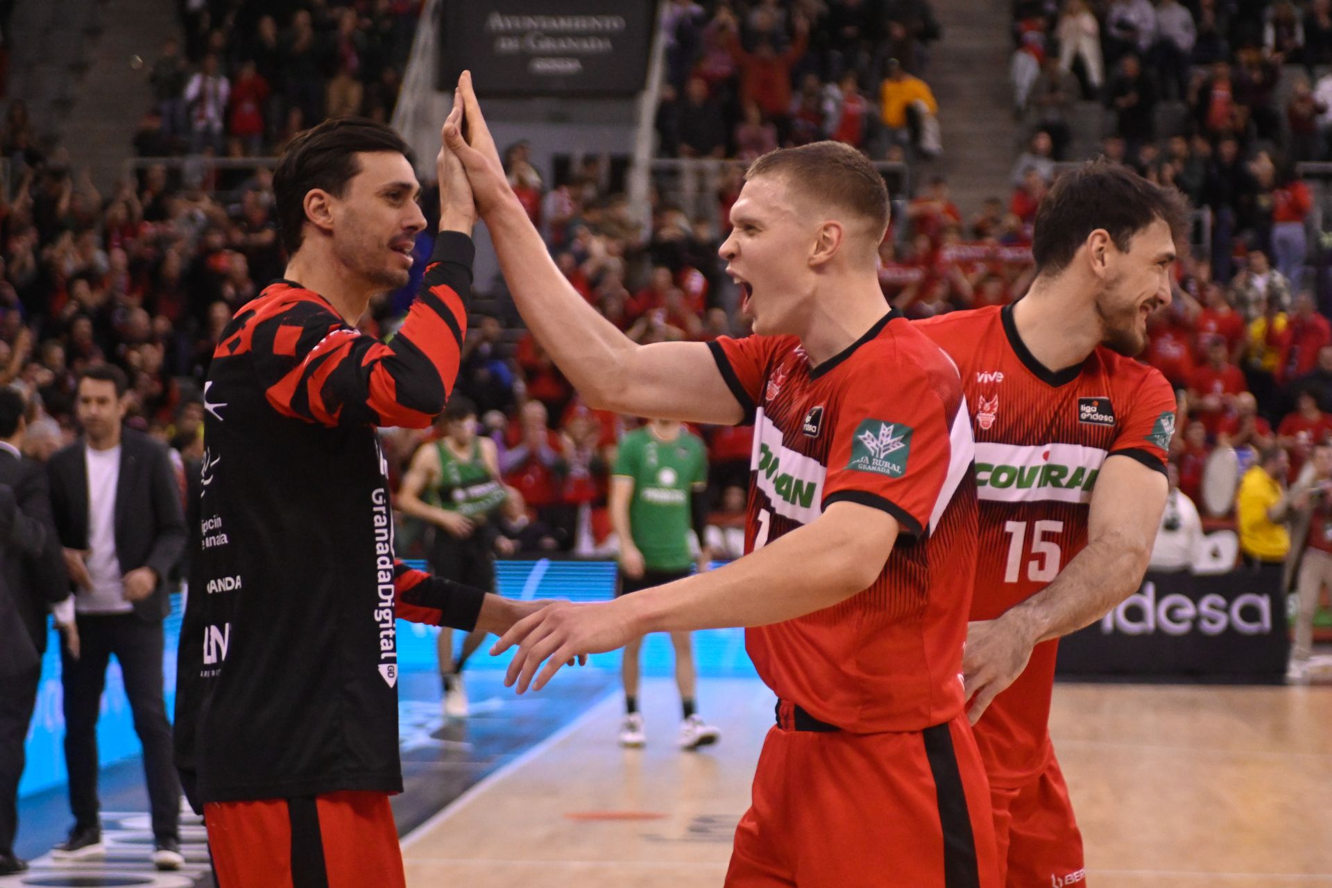 Elias Valtonen (d) celebra la victoria ante el Joventut con Pere Tomàs.