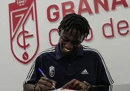 Faye firma su contrato.