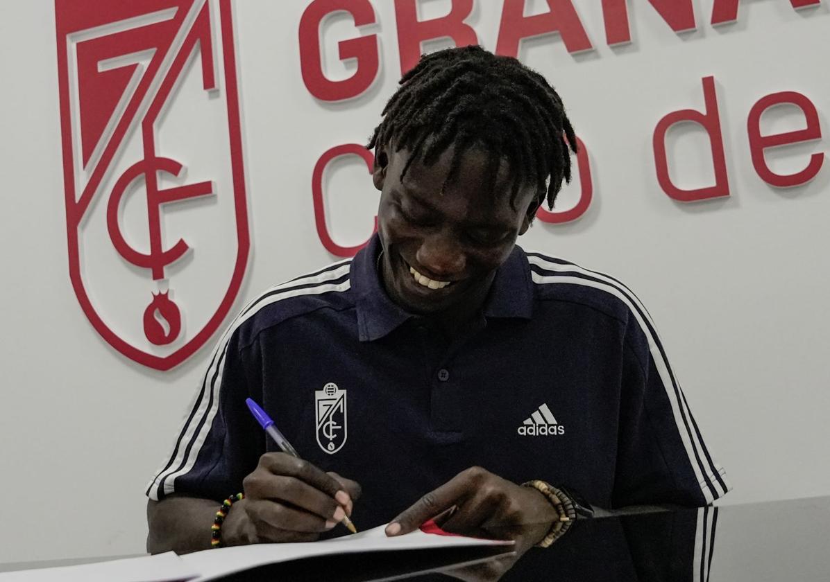 Faye firma su contrato.