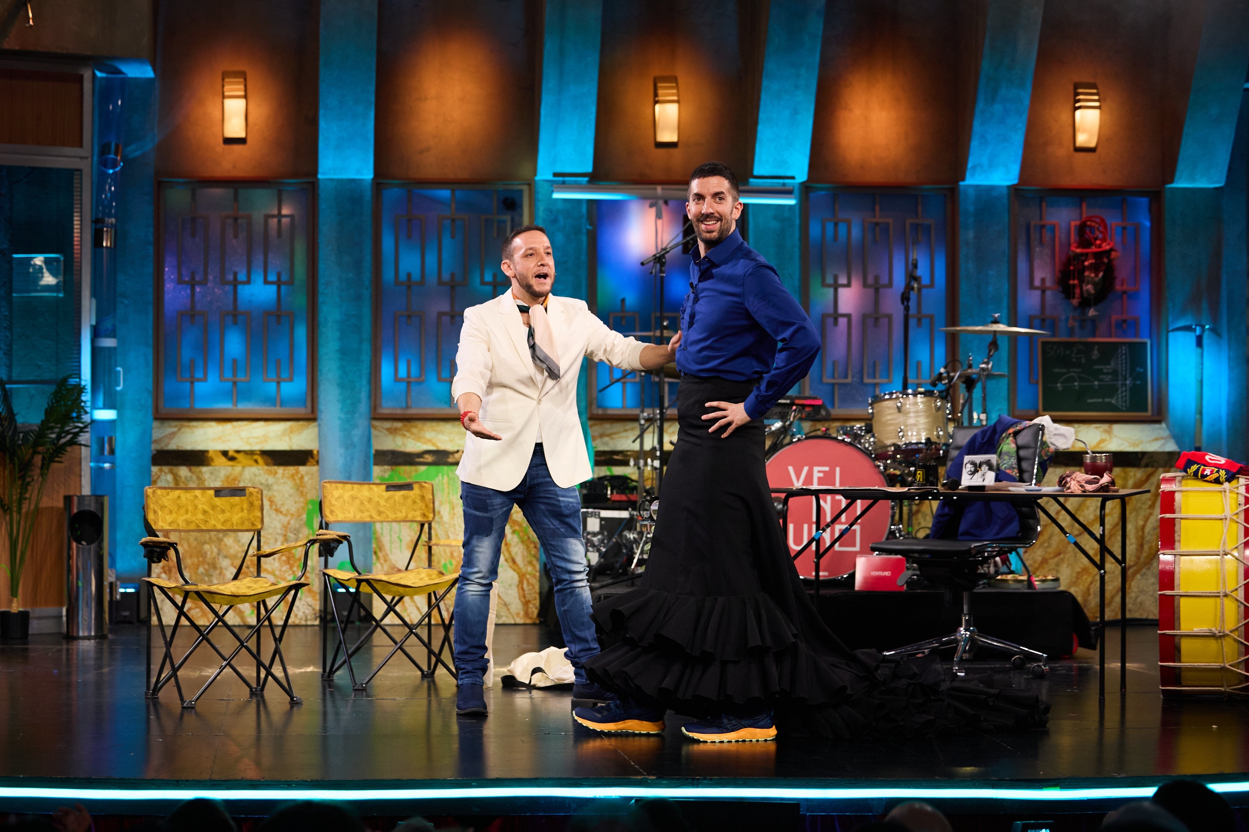 Manuel Liñán regala a Broncano una bata de cola