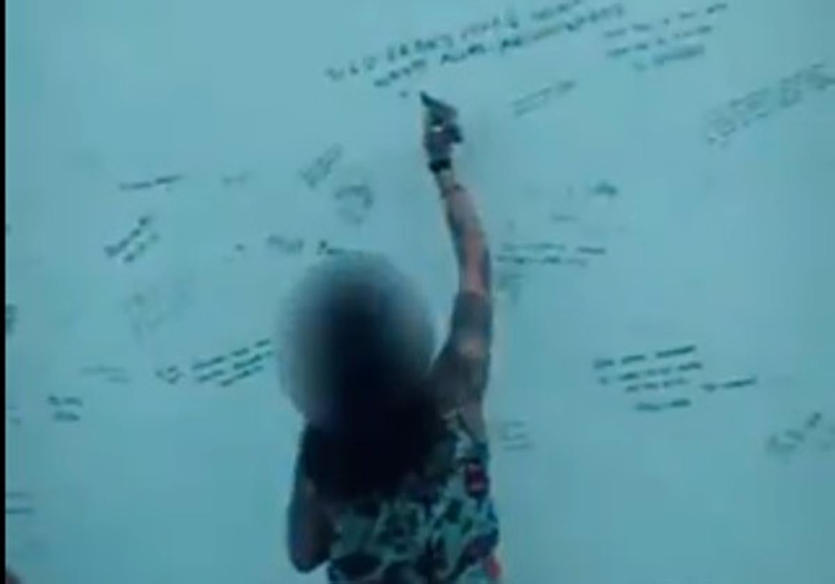 Sorprenden a una mujer de 43 años realizando pintadas en una zona protegida del Mirador de San Nicolás