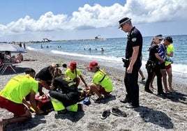 Accidente por un salto imprudente desde el espigón de Playa Granada