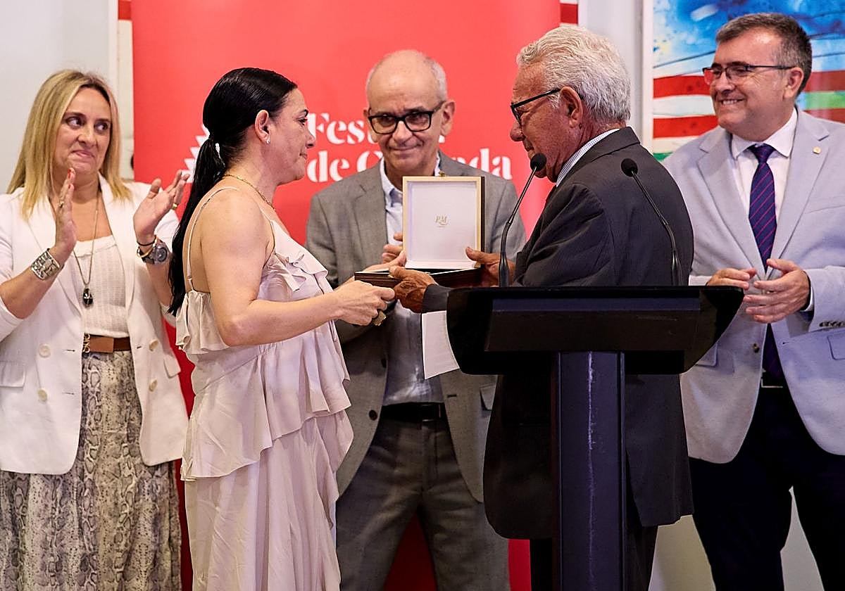Francisco Garrido, padre de Eva Yerbabuena, entregó a su hija la Medalla del Festival.