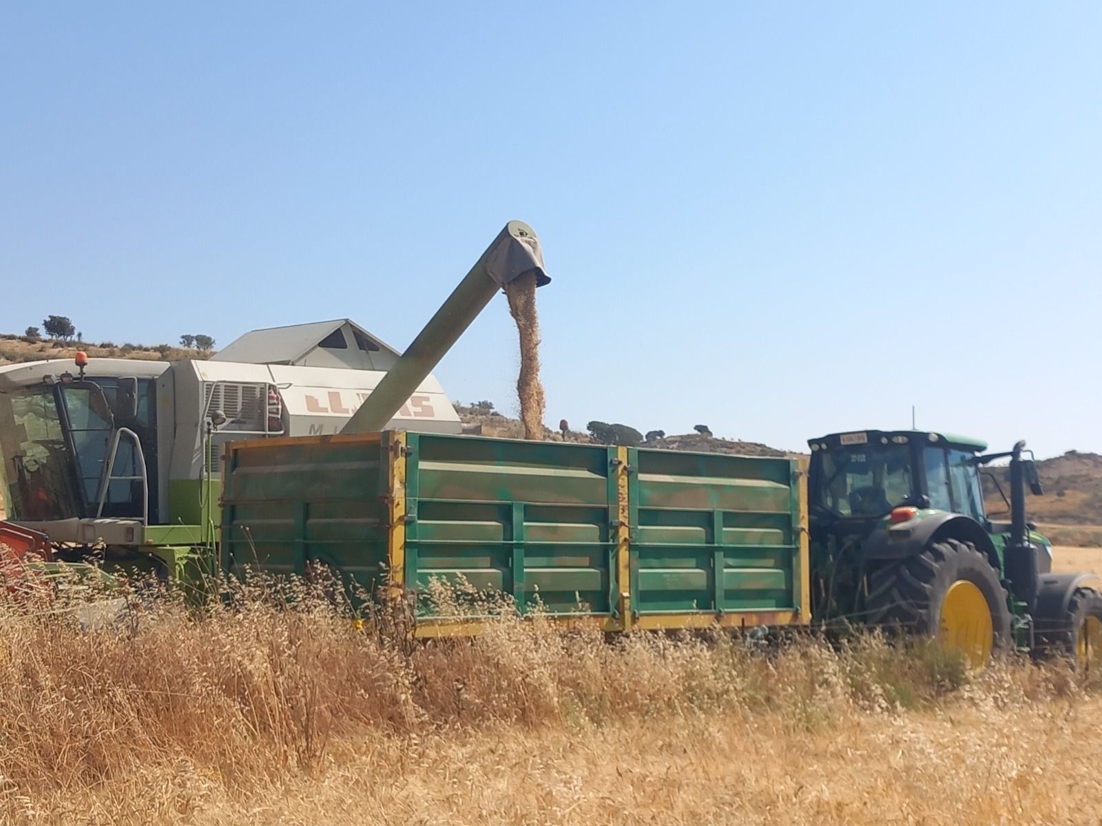Maquinaria recolectando cereal en una explotación de Los Vélez.