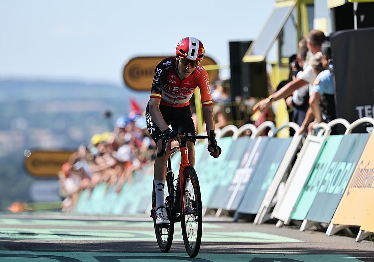 Carlos Rodríguez cruza la línea de meta este jueves.