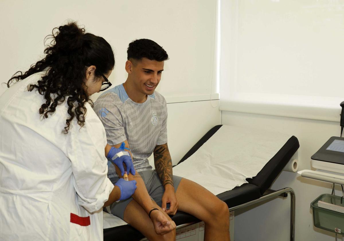 El exrojiblanco Rubén Sánchez, en pleno reconocimiento médico.