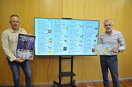 De izquierda a derecha el primer teniente de alcalde del Ayuntamiento de Órgiva, José Miguel Herrera, y el alcalde de Órgiva, Raúl Orellana mostrando en una pantalla de televisión la programación cultural del mes de julio