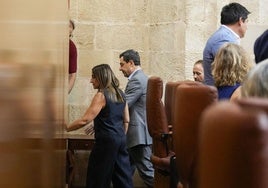 Juanma Moreno abandona el pleno tras desistir de completar su intervención.