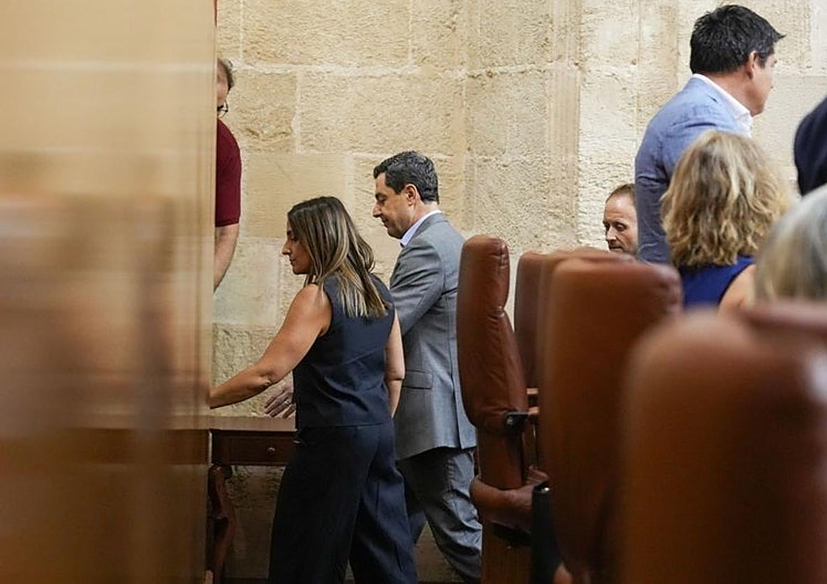 Juanma Moreno abandona el pleno tras desistir de completar su intervención.