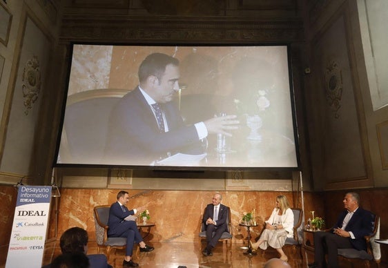 Un momento del coloquio que los alcaldes de Granada, Sevilla y Málaga han mantenido este jueves en el hotel Santa Paula de la capital nazarí.