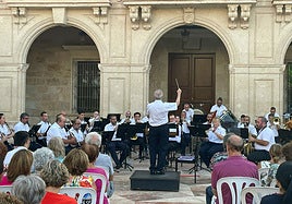 La Banda Municipal de Música de Almería recibe la primera ovación del verano en su ciclo de conciertos de julio