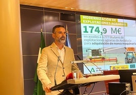 El consejero de Agricultura, Ramón Fernández-Pacheco, durante la entrega de las ayudas.