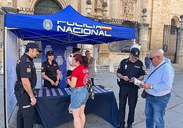 Puesto informativo colocado en la plaza de Santa María.