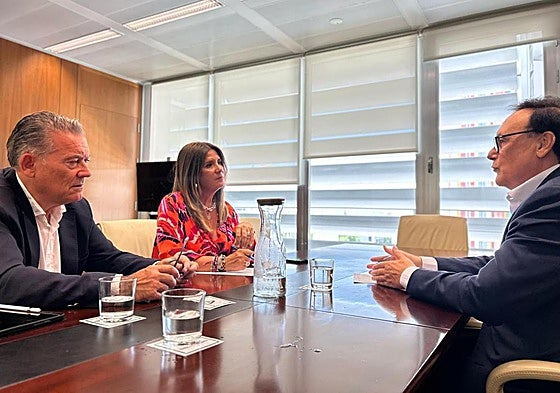 La alcaldesa de Linares se reunió en Sevilla con el consejero de Universidad.