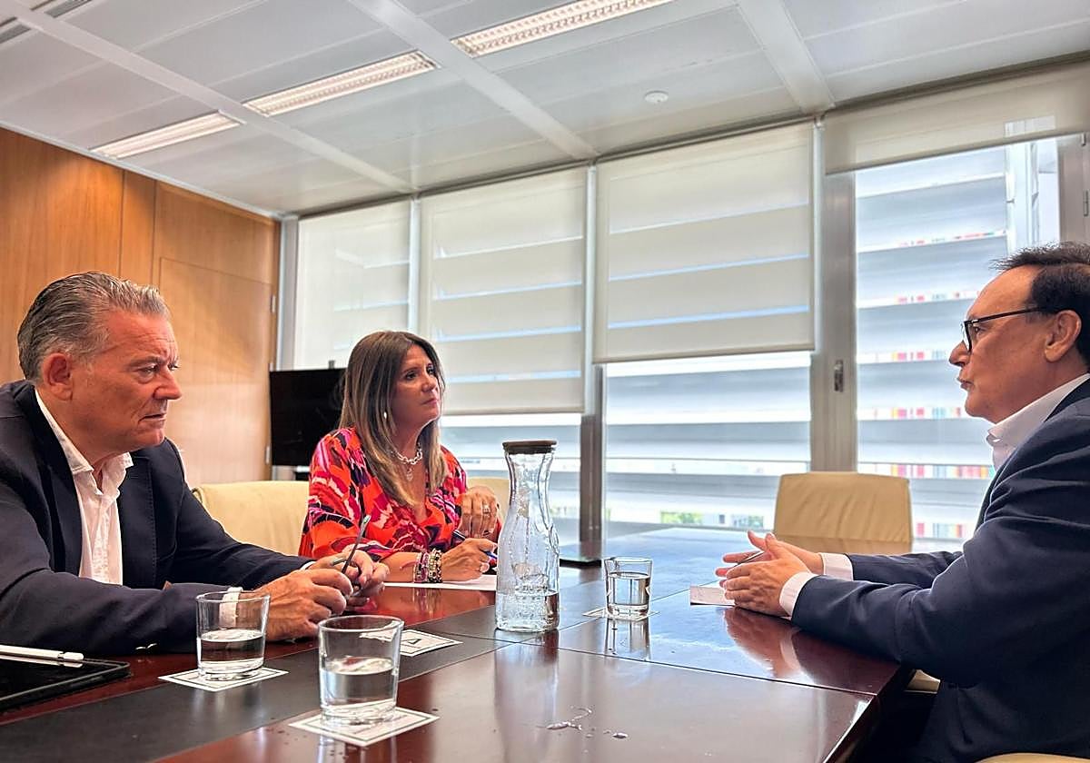 La alcaldesa de Linares se reunió en Sevilla con el consejero de Universidad.