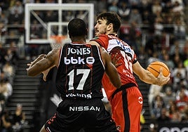 Aurrecoechea, con el balón, espera compañía en la zona.