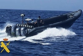 Detenidos tres tripulantes de una embarcación con más de 1.800 litros de combustible en el Mar de Alborán