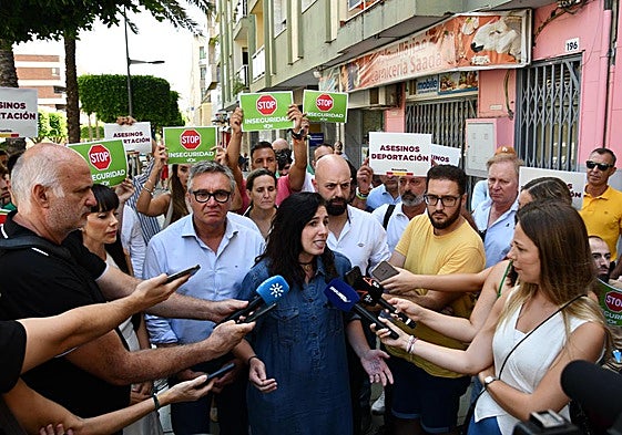 De Meer acompañada por una veintena de militantes de Vox, hace declaraciones en una calle de El Ejido.
