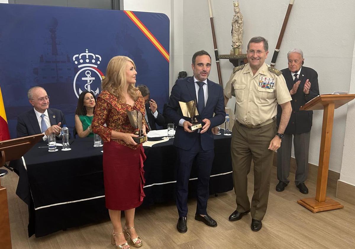 El JEME, Amador Enseñat, entrega el premio a Quico Chirino.