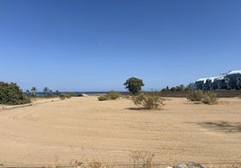 Solar habilitado para el aparcamiento en Castell de Ferro