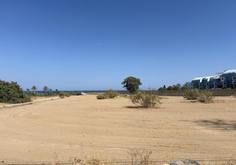 Castell de Ferro habilita 300 nuevas plazas de aparcamiento para el verano