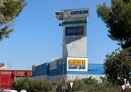 Cambio del cartel de Decathlon en el centro comercial Granaita