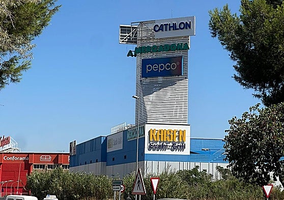 Cambio del cartel de Decathlon en el centro comercial Granaita