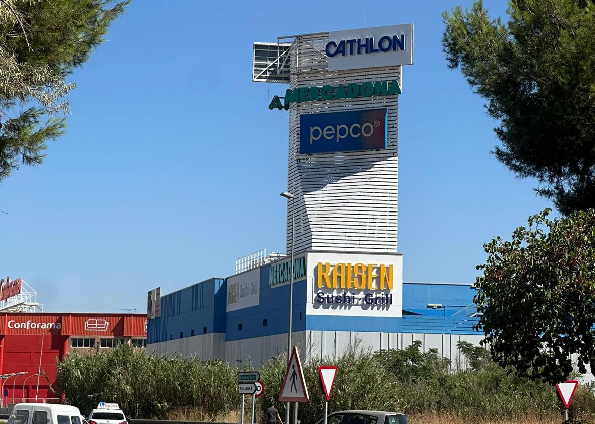 Cambio del cartel de Decathlon en el centro comercial Granaita