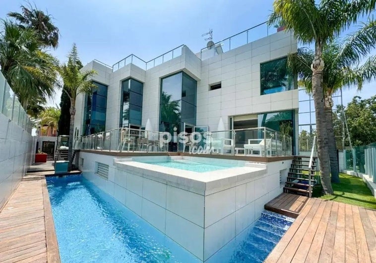 El exclusivo chalet en la zona más de moda de la Costa de Granada, a la venta por 2 millones de euros